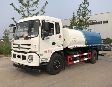 15方灑水車一天租金多少_東風(fēng)御虎15噸綠化灑水車廠家價(jià)格