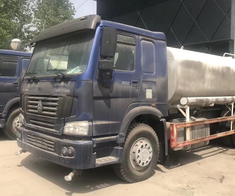 兩臺(tái)庫(kù)存20方重汽豪沃灑水車(chē)整車(chē)圖片 兩臺(tái)庫(kù)存20方重汽豪沃灑水車(chē)整車(chē)圖片