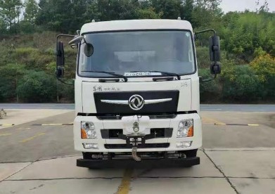 國(guó)六東風(fēng)專(zhuān)底D3V前四后八26方灑水車(chē) 國(guó)六東風(fēng)專(zhuān)底D3V前四后八26方灑水車(chē)